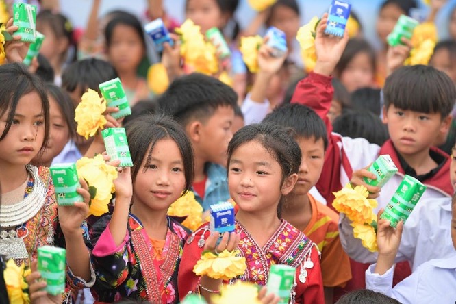 Từ nay mỗi ngày đến lớp, các em nhỏ tại Nậm Vì, Điện Biên có thêm hộp sữa là “người bạn mới”