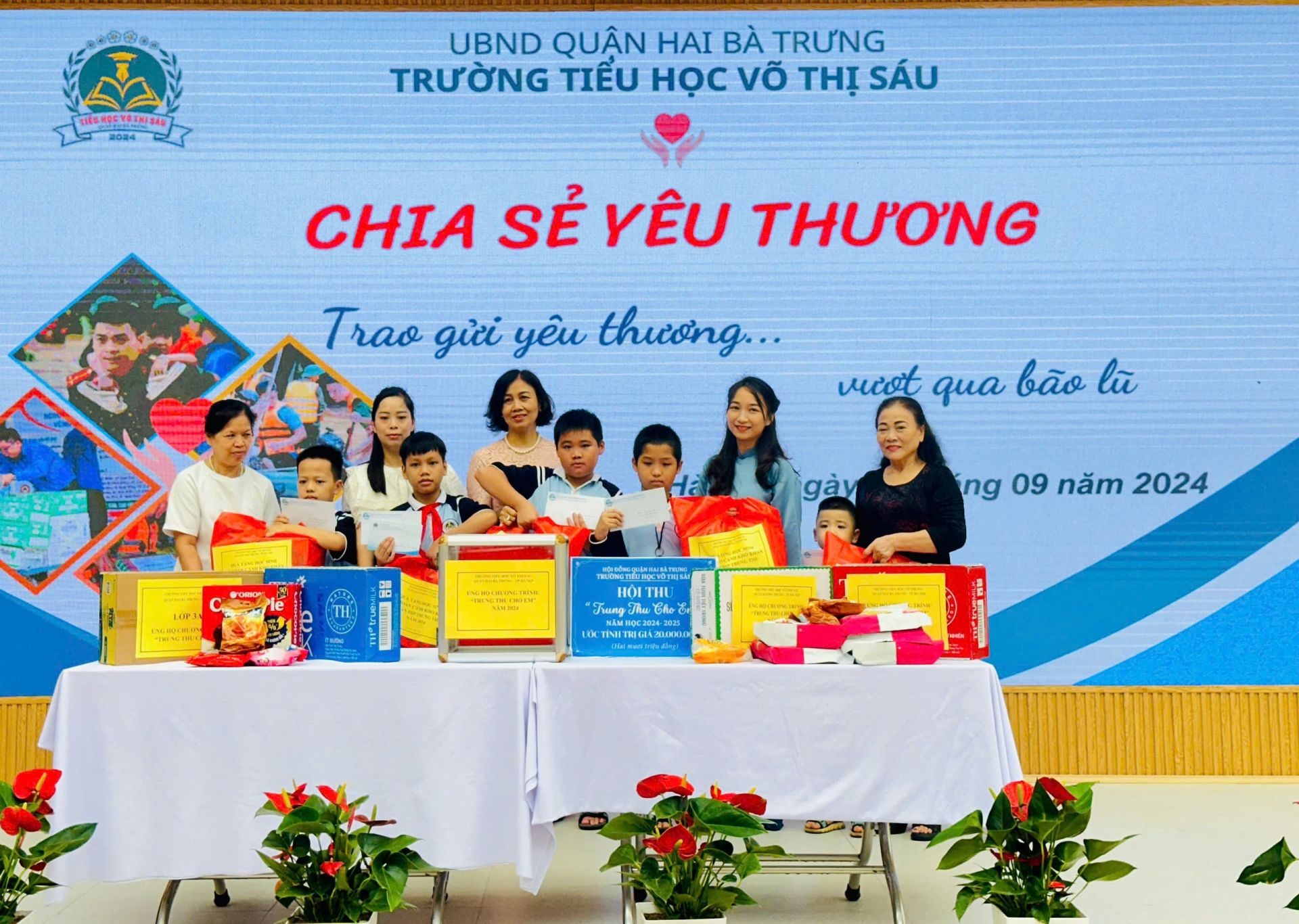 Ban Giám hiệu cùng Hội cha mẹ học sinh và Hội Phụ nữ phường Vĩnh Tuy trao quà học sinh có hoàn cảnh khó khăn của nhà trường.