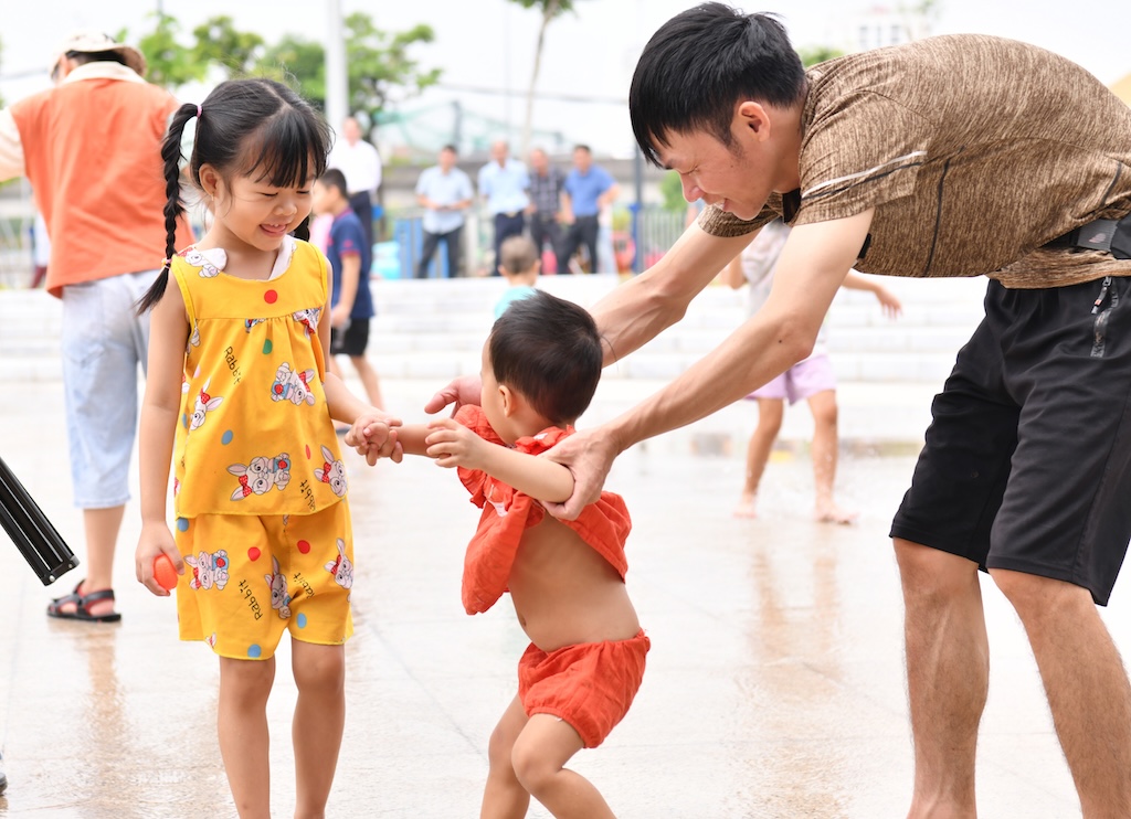 Trong ngày khánh thành, nhiều phụ huynh đã đưa con đến Cung thiếu nhi Thành phố trải nghiệm.