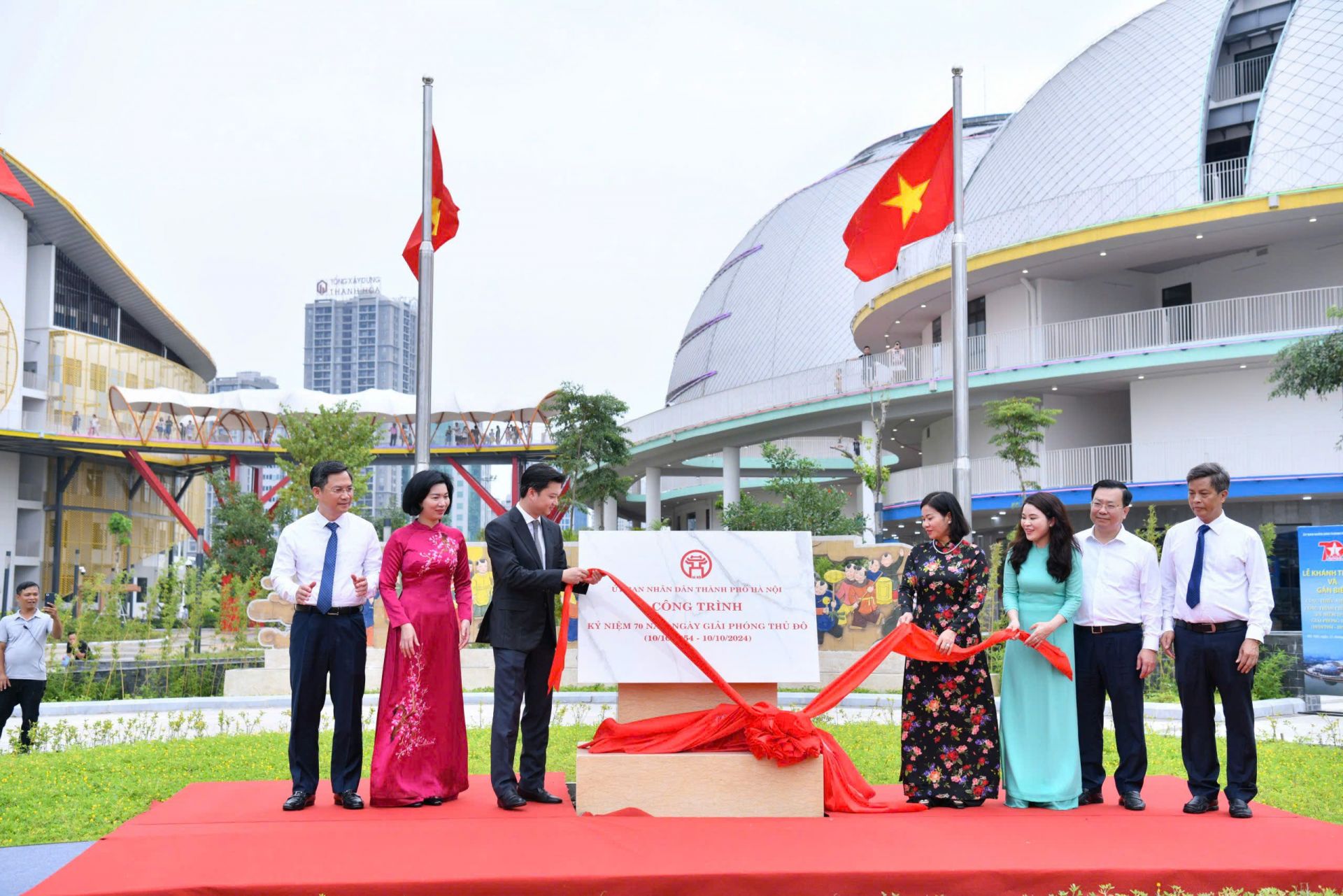 Các đại biểu thực hiện nghi thức cắt băng khánh thành và gắn biển Cung thiếu nhi TP. Hà Nội.