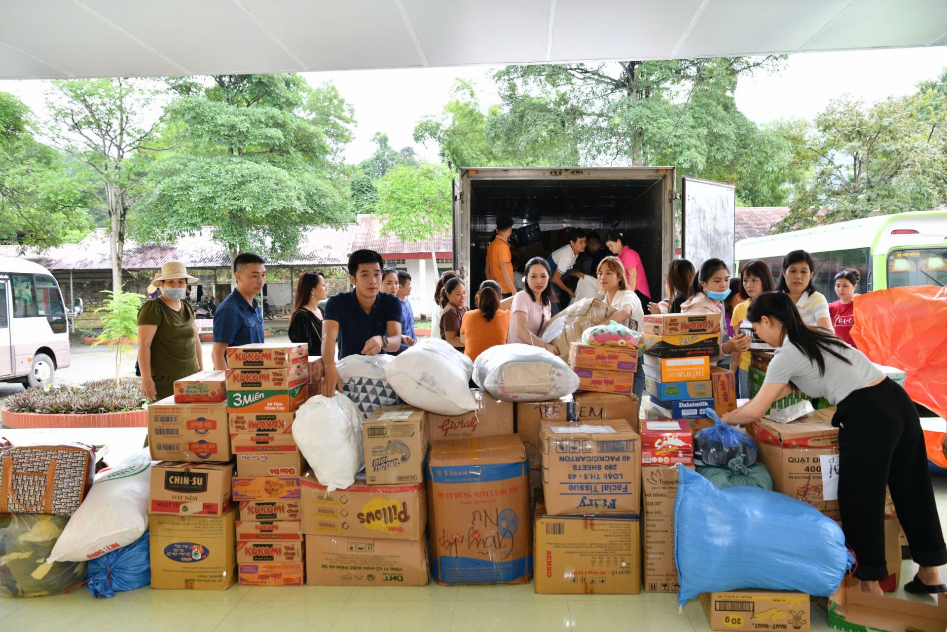 Các thầy cô của trường Tiểu học Minh Khai A và trường Tiểu học Xuân Vân bốc dỡ hàng hóa hỗ trợ.