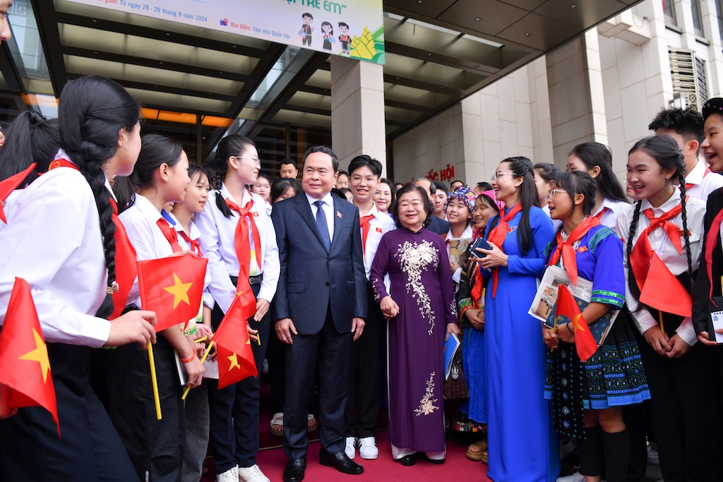 Chủ tịch Quốc hội nói chuyện cùng các bạn đại biểu thiếu nhi.