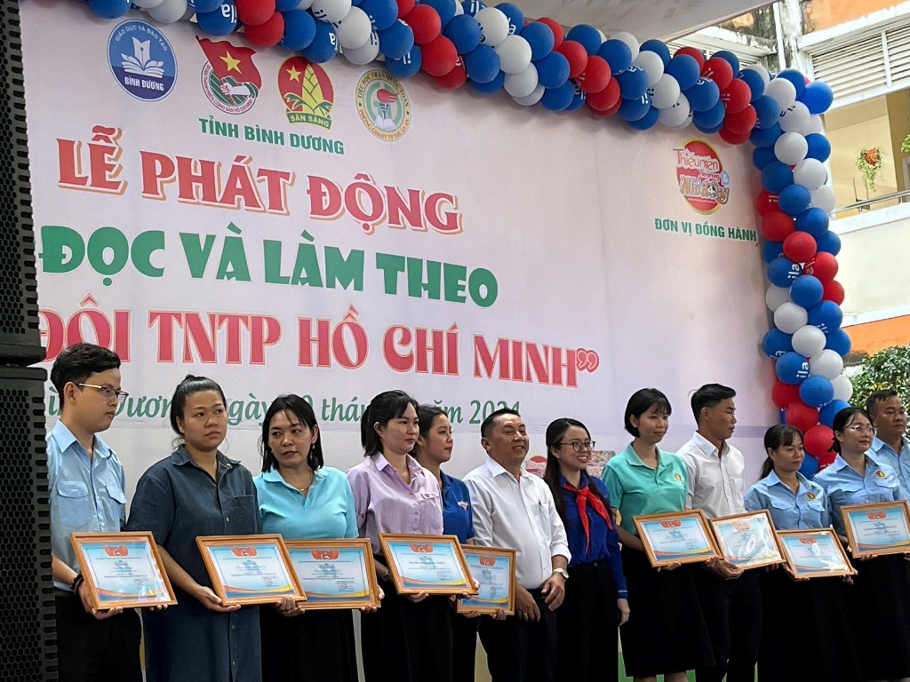 BCH Thành đoàn Thuận An, tỉnh Bình Dương trao giấy khen đến các tập thể, cá nhân có thành tích xuất sắc trong việc phát động phong trào “Đọc và làm theo báo Đội”.