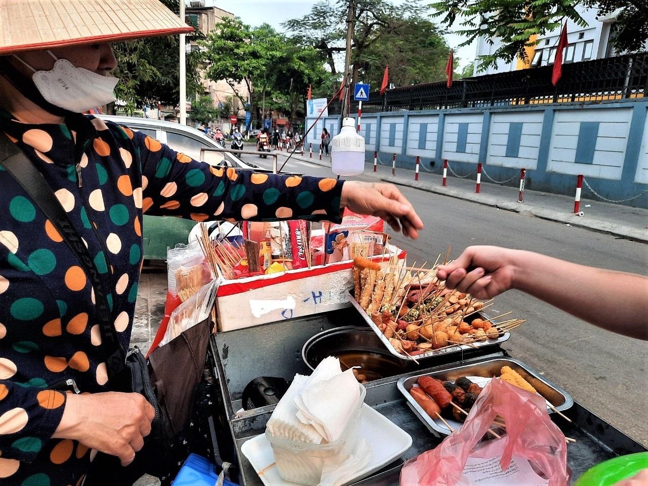 Hàng ăn lưu động gần trường học là điều không hiếm thấy ở Hà Nội.