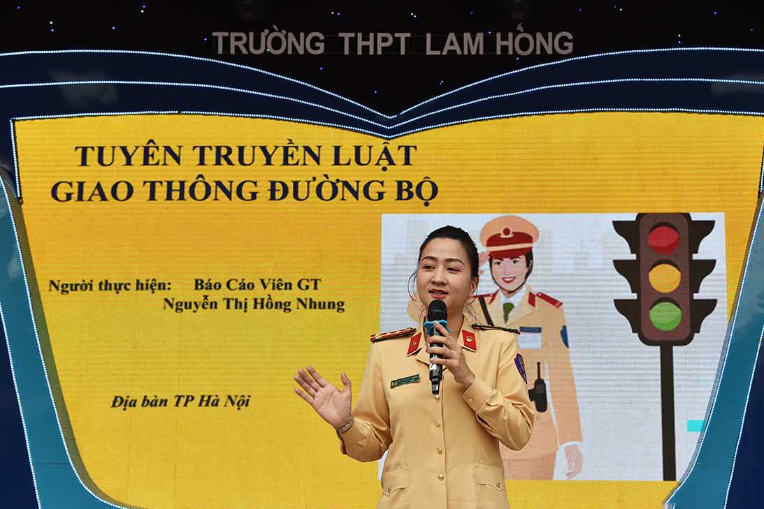 Song song với hoạt động xử lý vi phạm, Phòng CSGT (Công an TP Hà Nội) cũng tổ chức tuyên truyền về luật giao thông ngay tại trường học