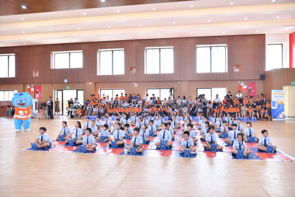 Nhà giáo Lê Thị Thu Hường - Hiệu trưởng trường Tiểu học Đô thị Sài Đồng cho biết, tuần lễ học tập suốt đời, hướng tới ngày Chuyển đổi số quốc gia 10-10, 
nhà trường đã xây dựng chương trình trải nghiệm vô cùng lí thú, bổ ích dành cho các bạn HS toàn trường như: trải nghiệm thư viện thông minh, lớp học thông minh, sân chơi rung chuông vàng. 