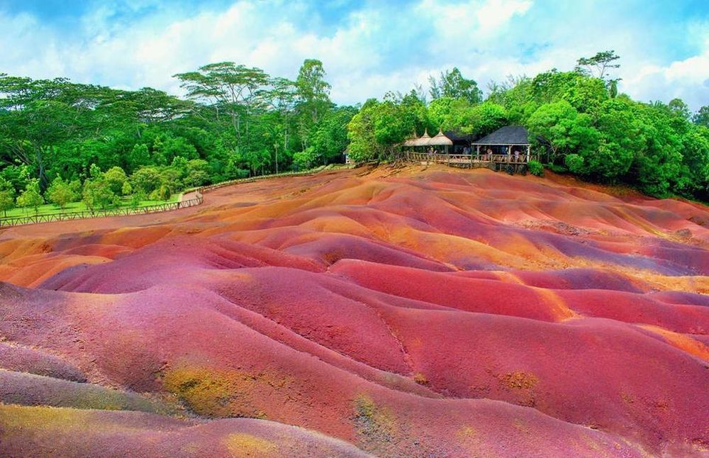 Vùng đất 7 Màu, Mauritius: Kỳ quan thiên nhiên nổi tiếng của quốc đảo Mauritius thu hút du khách bởi những cồn cát rực sắc, bao quanh bởi rừng rậm nhiệt đới. Các cồn cát được tạo ra khi dung nham bazan dần chuyển hóa thành khoáng chất đất sét, gặp nhiệt độ khác nhau của đá, tạo thành 7 màu sắc tách biệt. Nổi bật giữa thiên nhiên rộng lớn là những dải đất mịn với gam màu tươi tắn như đỏ, cam, vàng, tím...