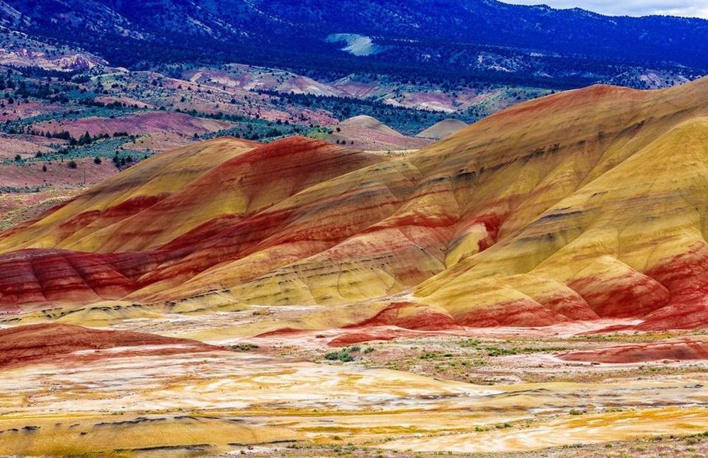 Painted Hills, Oregon, Mỹ: Mỗi lớp màu tại đây tương ứng với một thời kỳ địa lý. Các nhà địa chất cho rằng lớp màu đen là than non, có nguồn gốc từ loài thực vật mọc ven bờ sông thời cổ xưa. Lớp màu đỏ là đá ong giàu sắt và nhôm. Các mảng xám xen kẽ giữa những lớp màu là đá phiến sét và đá bùn. Do cấu tạo địa chất đặc biệt, "Đồi Vẽ" hầu như không có thực vật sinh sống.