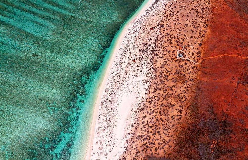 Công viên hải dương Ningaloo, Tây Australia: Nằm trên bờ biển Tây Australia, công viên sở hữu hơn 500 loài cá và 200 loại san hô. Với góc ảnh nhìn từ flycam, bạn có thể chiêm ngưỡng vùng nước màu lục lam giao hòa với bờ biển nhạt màu của Công viên Quốc gia Cape Range.