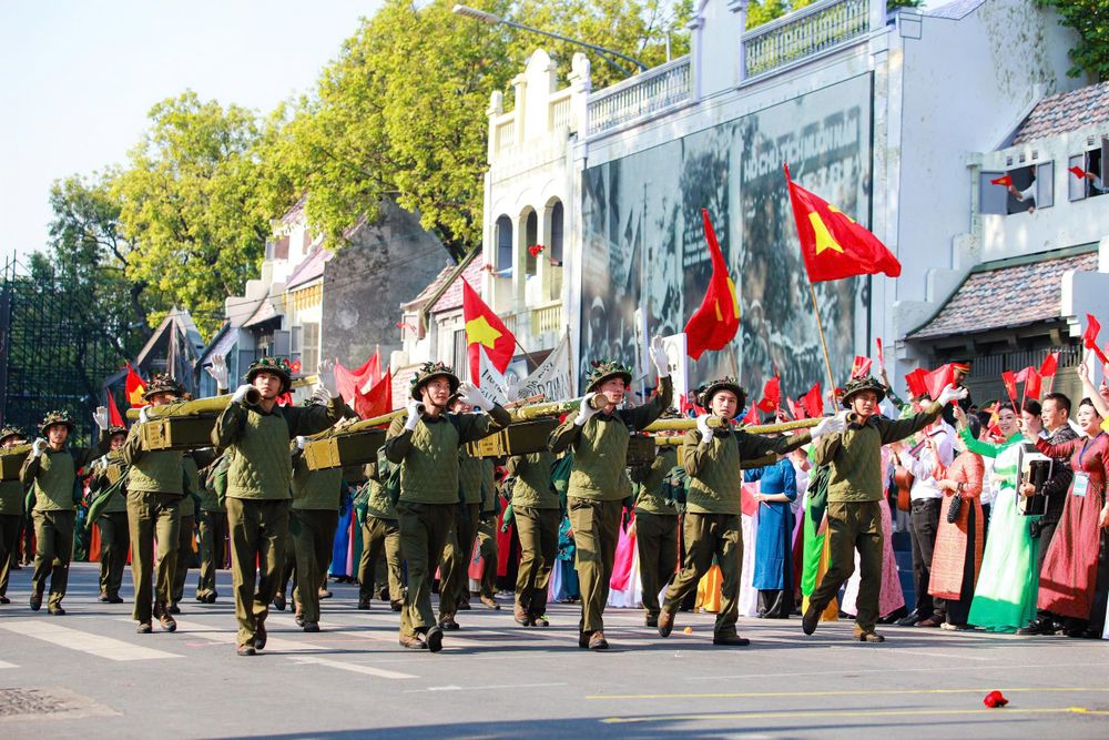 Chương trình với khoảng 10.000 người tham gia. Trong đó, có khoảng 700 đại biểu khách mời trong nước và quốc tế; 9.000 người tham gia diễu hành và trình diễn - gồm nghệ nhân và nhân dân của 30 quận, huyện, thị xã; các nghệ sĩ, diễn viên, nhạc công và các tầng lớp nhân dân, bạn bè quốc tế.