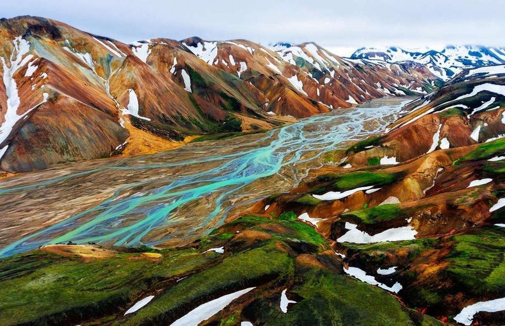 Landmannalaugar, Iceland: Đây là một trong những thắng cảnh ấn tượng nhất Iceland với những ngọn núi lớn mang vẻ đẹp khác lạ. Sự pha trộn màu sắc nhờ đặc điểm địa chất của Landmannalaugar, vốn là khu vực núi lửa. Dung nham từ những ngọn núi lửa hình thành đá vỏ chai xanh, hồng, nâu, vàng, tím...