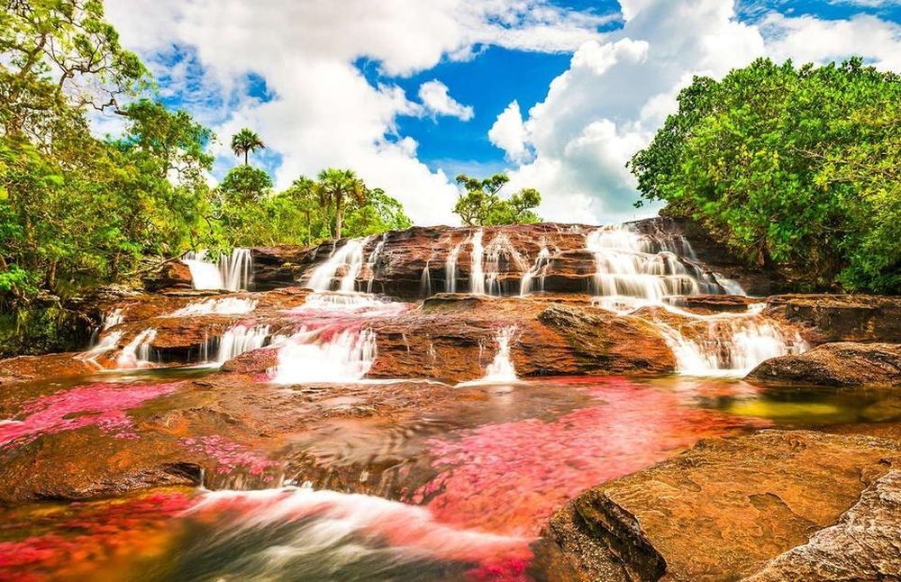 Sông Cano Cristales, Colombia: Sông Cano Cristales, còn có tên gọi là "Dòng sông 5 màu", nằm trong công viên Quốc gia Serrania de la Macarena. Dòng sông khoác trên mình chiếc áo sặc sỡ sắc màu và có làn nước trong suốt như pha lê. Màu sắc rực rỡ của dòng sông này thực chất là loài tảo bám trên các phiến đá.