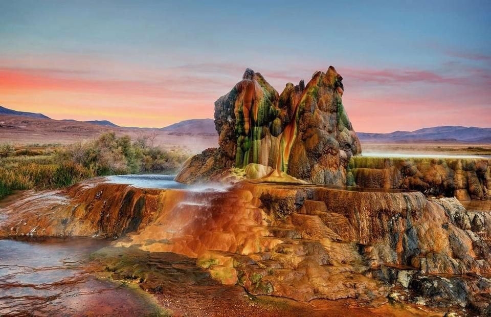 Fly Geyser, Nevada, Mỹ: Pha trộn nhiều màu sắc độc đáo, mạch phun địa nhiệt Fly Geyser được ví như kì quan tự nhiên giữa lòng sa mạc Black Rock ở Nevada. Áp lực nước mạnh đẩy các chất khoáng và khí nóng lên khỏi bề mặt, tương tác với oxy và tảo ưa nhiệt trong điều kiện nóng ẩm, tạo hiệu ứng cầu vồng. Màu sắc của đài phun cũng như các ao nhỏ xung quanh liên tục thay đổi theo mùa và lượng nước được đẩy ra.