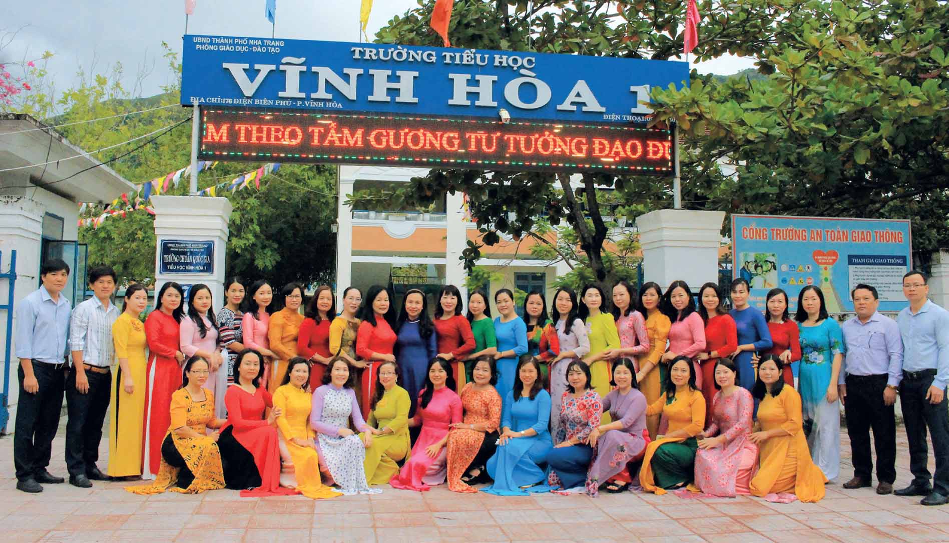 Tập thể thầy cô giáo trường TH Vĩnh Hòa 1.