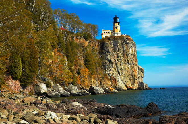 Ngọn hải đăng Split Rock, Minnesota, Hoa Kỳ: Nằm trên vách đá trên bờ biển đầy sỏi đá thuộc khu vực Hồ Superior, đây là một trong những ngọn hải đăng được “sống ảo” nhiều nhất trên thế giới.