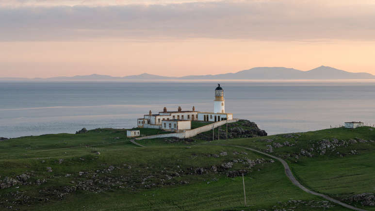 Ngọn hải đăng Neist Point, Scotland: Đây là một trong những ngọn hải đăng nổi tiếng nhất của Scotland và nằm ở mũi tận cùng phía tây của Đảo Skye gần thị trấn Glendale.