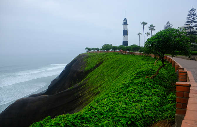 Ngọn hải đăng La Marina, Peru: Ngọn hải đăng La Marina nằm ở huyện Miraflores của Lima, được xây dựng trên một vách đá cao bên bờ Thái Bình Dương.