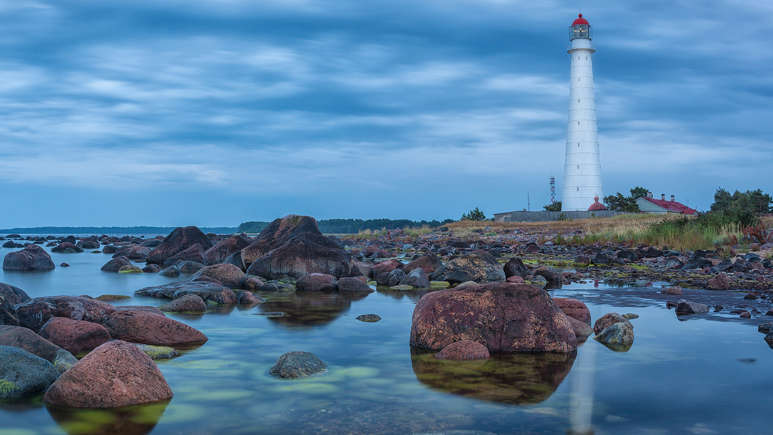 Ngọn hải đăng Tahkuna, Estonia: Ngọn hải đăng Tahkuna là một ngọn hải đăng bằng gang được xây dựng vào năm 1873. Đây là ngọn hải đăng cao nhất ở Estonia, với chiều cao 140 feet (42,7 mét) so với mực nước biển. Những người định cư đầu tiên đã đến hòn đảo này ít nhất cách đây 7.500 năm trước. Hòn đảo, Hiiumaa đã chịu ảnh hưởng của các cường quốc khác nhau như Anh em nhà Sword vào thời trung cổ, vương quốc Thụy Điển và Liên Xô.