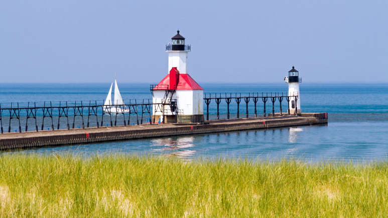 Ngọn hải đăng St. Joseph North Pier, Michigan, Hoa Kỳ: Nằm trên Hồ Michigan, St. Joseph North Pier bao gồm hai ngọn hải đăng - Inner và Outer. Hai ngọn đèn được kết nối với nhau bằng một lối đi trên cao.