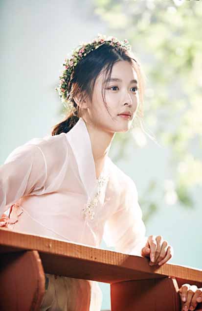 Nữ thần cổ trang trong bộ
trang phục Hanbok truyền thống.