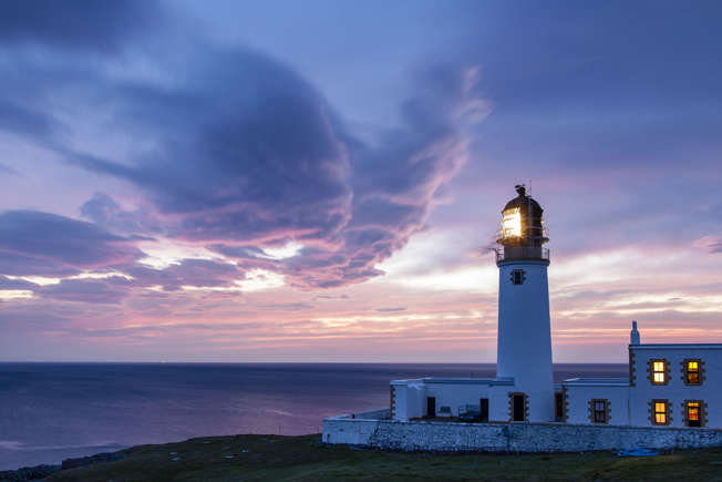 Ngọn hải đăng Rua Reidh, Xờ-cốt-len: Ngọn hải đăng Rua Reidh, nằm gần Gairloch ở Wester Ross trên bờ biển phía tây bắc xa xôi của Xờ-cốt-len, có khung cảnh ngoạn mục trải từ Minch đến Đảo Skye, Quần đảo Shiant và Outer Hebrides. Tại đây có cho khách thuê phòng. 