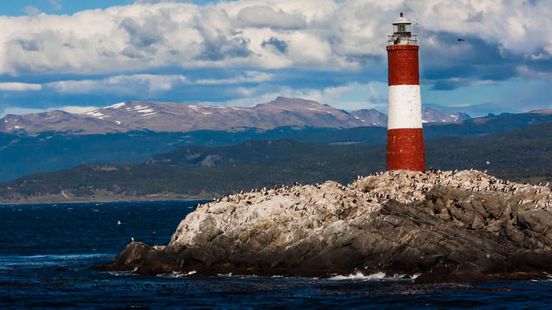 Ngọn hải đăng Les Eclaireurs, Argentina: Ngọn hải đăng nằm ở Kênh Beagle, ngoài khơi bờ biển Tierra del Fuego của Argentina. Mỗi khi đến Ushuaia, thành phố cực nam trên trái đất, các du khách thường không thể không đến tham quan ngọn hải đăng Les Eclaireurs. 