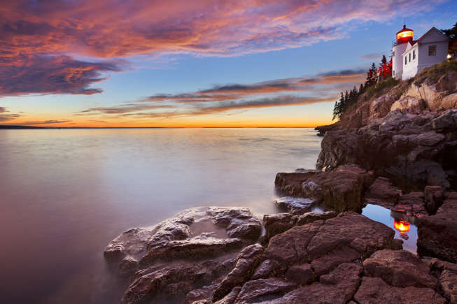 Ngọn hải đăng Mũi Bass Harbor, Maine, Hoa Kỳ: Nằm trên đỉnh một mỏm đá trong Vườn Quốc gia Acadia và nổi tiếng bởi khung cảnh mĩ miều của bến cảng, vẻ đẹp hùng vĩ nơi đây đã làm say đắm cựu Tổng thống Mỹ Barack Obama khi ông đi nghỉ mát cùng gia đình vào năm 2010. Ngọn hải đăng được xây dựng vào năm 1858 và cao 56 feet (17,06 m) trên mực nước cao trung bình.