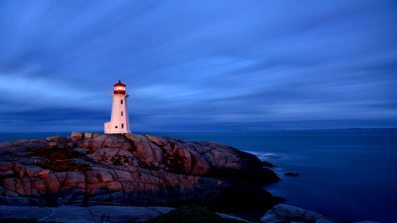 Ngọn hải đăng Mũi Peggys, Canada: Người ta tin rằng, ngọn hải đăng được đặt theo tên của người sống sót duy nhất trong vụ một đắm tàu vào những năm 1800. Quá trình xây dựng được bắt đầu vào năm 1868, tuy nhiên, chỉ đến năm 1915, tháp gỗ mới được thay thế bằng bê tông.