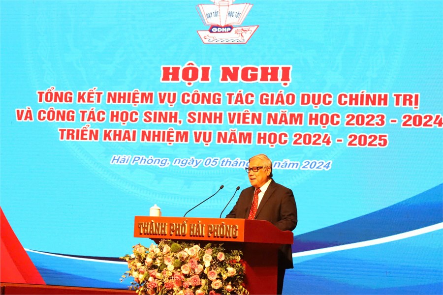 GS.TSKH.NGND Vũ Minh Giang, Chủ tịch Hội đồng khoa học đào tạo Đại học Quốc gia Hà Nội, Phó chủ tịch Hội Khoa học Lịch sử Việt Nam nói chuyện chuyên đề.