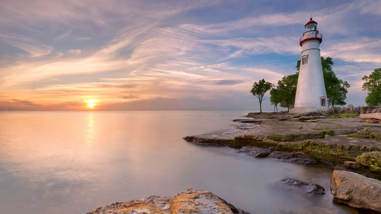 Ngọn hải đăng Marblehead, Ohio, Hoa Kỳ: Được xây dựng vào năm 1821, đây là một trong những ngọn hải đăng có lịch sử hoạt động lâu đời nhất tại Hoa Kỳ. Nằm trên vách đá vôi cheo leo của hồ Erie, tên gọi của ngọn hải đăng cũng được dùng để đặt cho công viên bang của Ohio vào năm 1998.