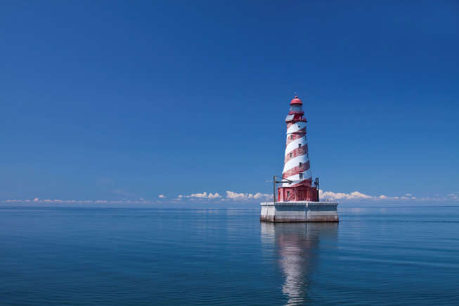 Ngọn hải đăng White Shoal, Michigan, Hoa Kỳ: Được xem là ánh sáng hồ Michigan, đây là ngọn hải đăng có hình đèn xoay “barber pole” duy nhất ở Hoa kỳ với họa tiết sọc kẹo gậy của quốc gia này.