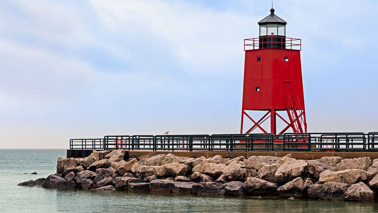 Ngọn hải đăng Charlevoix South Pier, Michigan, Hoa Kỳ: Ngọn hải đăng này được xây dựng để hướng dẫn tàu thuyền ra vào kênh đào trên dòng sông Pine, nối liền giữa hồ Charlevoix và hồ Michigan. Năm 1948, cấu trúc bằng gỗ ban đầu của ngọn hải đăng được thay thế bằng bê tông và thép như ngày nay.