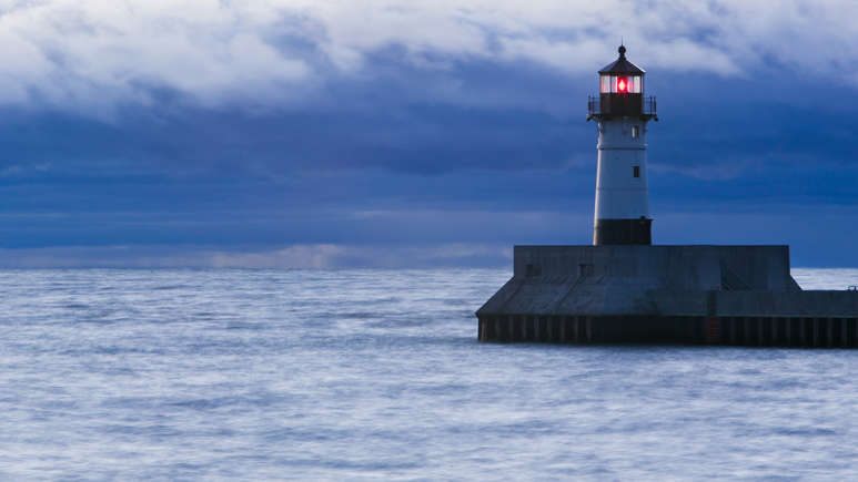 Ngọn hải đăng North Pier trên Bến cảng Duluth, Minnesota, Hoa Kỳ: Nằm ở cuối phần Đê chắn sóng phía Bắc, tòa tháp được xây dựng để dẫn đường cho tàu thuyền trong bão tố. Đây cũng là một trong những địa danh được du khách ghé thăm nhiều nhất.  