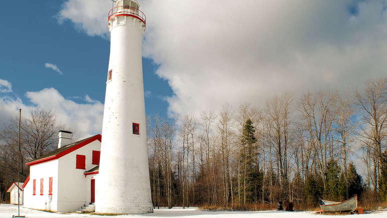 Ngọn hải đăng Sturgeon Point, Michigan, Hoa Kỳ: Ngọn hải đăng này nằm trên hồ Huron và bắt đầu đi vào hoạt động kể từ năm 1870. Sau một thời gian bị hư hỏng nghiêm trọng, tòa tháp đã được khôi phục nguyên trạng để trở thành di tích lịch sử và bảo tàng hàng hải.