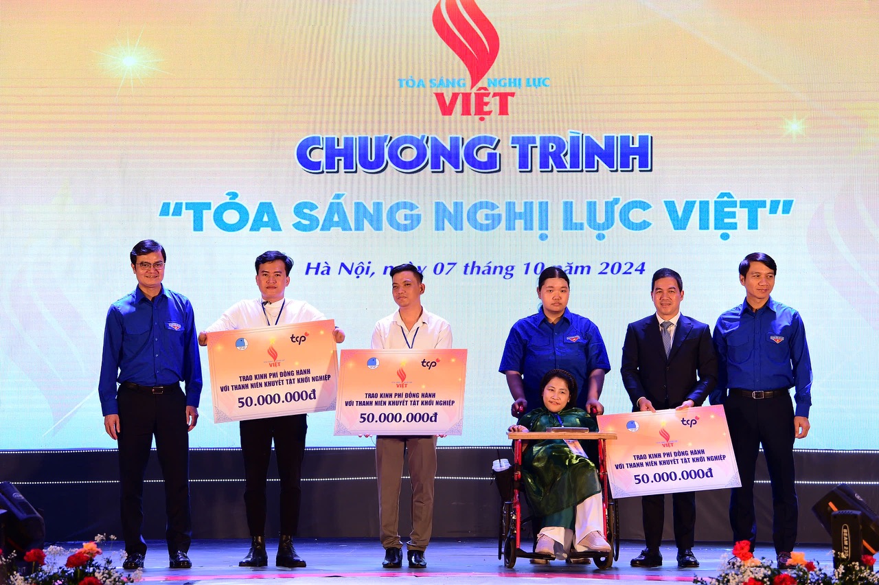   Trung ương Hội LHTN Việt Nam tặng kinh phí hỗ trợ cho mô hình khởi nghiệp của thanh niên khuyết tật