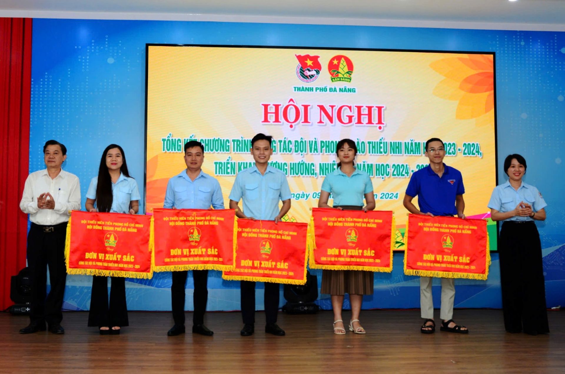 Ban tổ chức đã trao Bằng khen của Trung ương Đoàn TNCS Hồ
Chí Minh cho 04 tập thể và 01 cá nhân và Hội đồng Đội thành phố trao Cờ thi
đua cho Hội đồng Đội 05 quận, huyện. Ban tổ chức đã trao Bằng khen của Trung ương Đoàn TNCS Hồ
Chí Minh cho 04 tập thể và 01 cá nhân và Hội đồng Đội thành phố trao Cờ thi
đua cho Hội đồng Đội 05 quận, huyện.