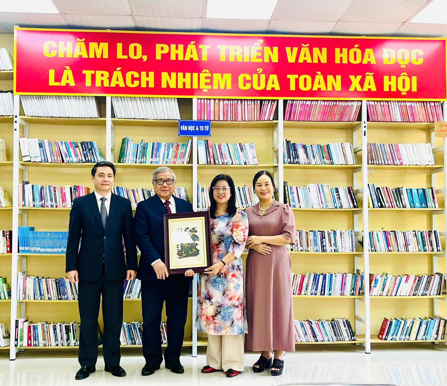 Bức tranh dân gian đông hồ được đoàn đại biểu Hà Nội gửi tặng trường Tiểu học Nguyễn Văn Tố.