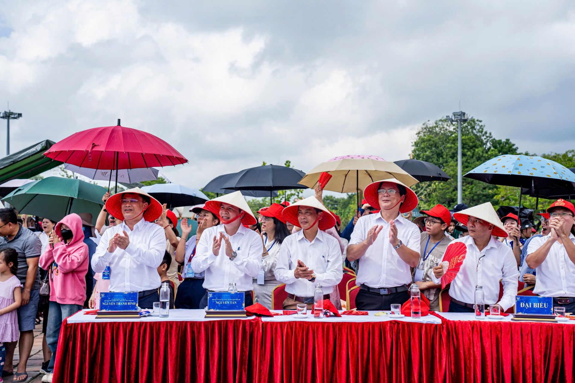 Đồng chí Nguyễn Thanh Bình- Ủy viên thường trực
Tỉnh ủy - Phó Chủ tịch thường trực UBND tỉnh Thừa Thiên Huế; Nhà giáo
Nguyễn Tân - Giám đốc Sở Giáo dục và Đào tạo tỉnh tham dự, cổ cũ tinh thần cho
các thí sinh.