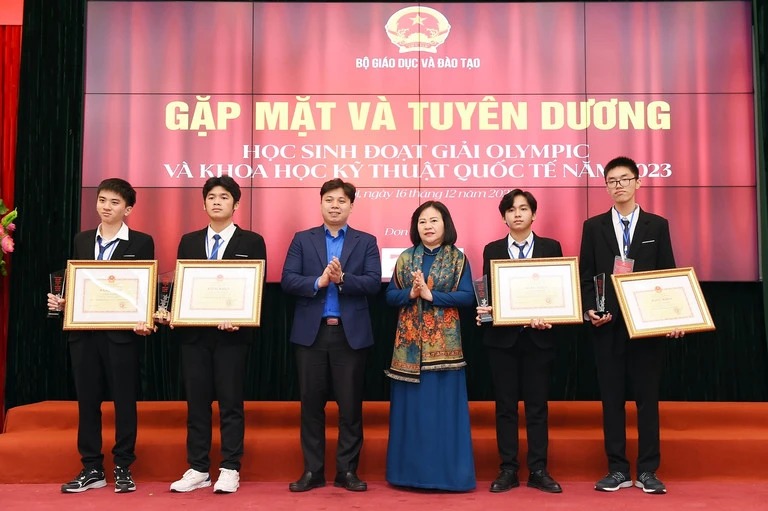 Hàng năm, Bộ GD&ĐT đều tổ chức Gặp mặt và tuyên dương học sinh tham gia các kỳ thi Olympic quốc tế.