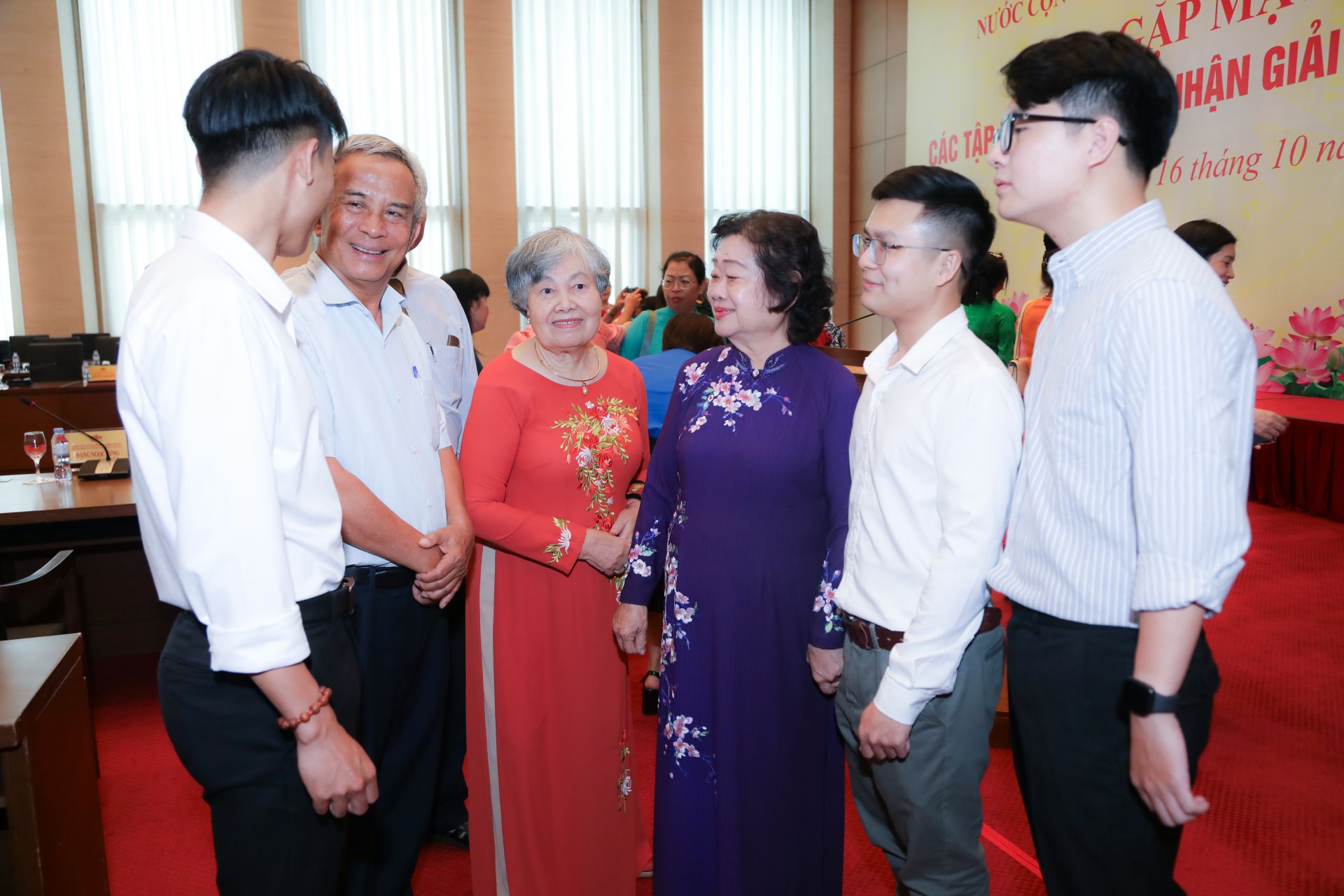 Nguyên Phó Chủ tịch nước Trương Mỹ Hoa trò chuyện cùng các nhà tài trợ và những bạn sinh viên được Quỹ hỗ trợ.