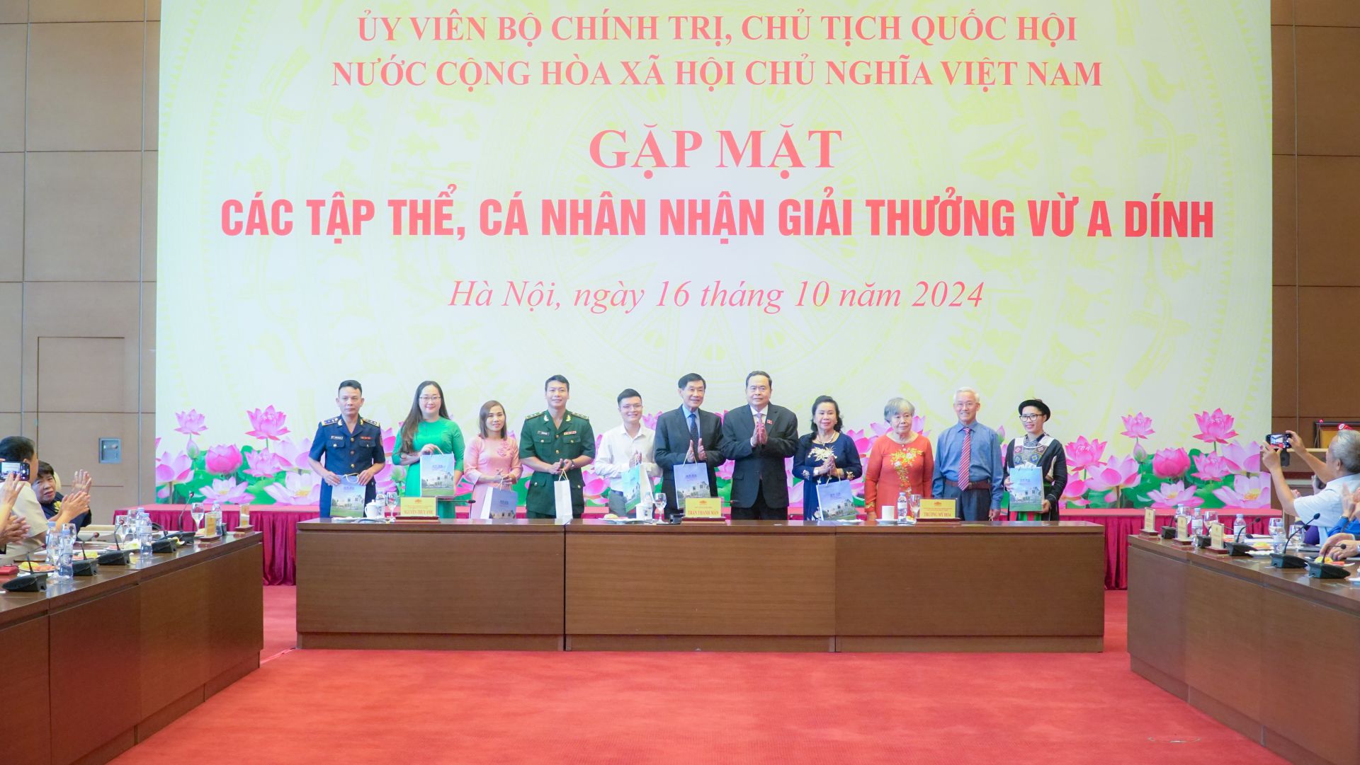 Chủ tịch Quốc hội trao quà cho những tập thể, cá nhân có những đóng góp cho Quỹ.