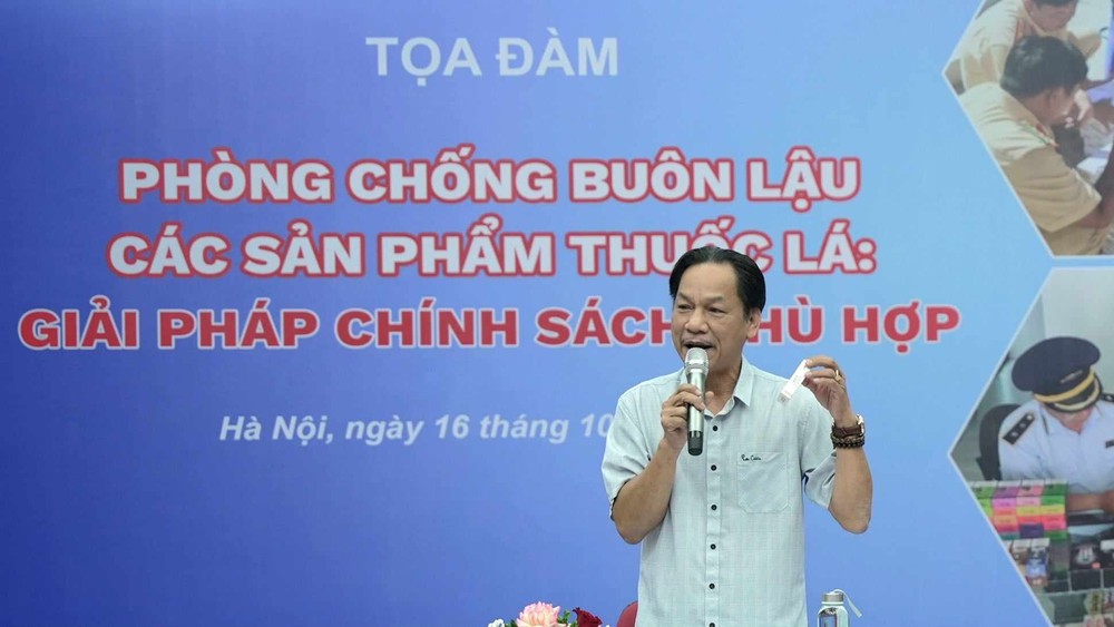 Nhà báo Lê Minh Toản - Phó Tổng Biên tập Báo Tiền Phong - phát biểu khai mạc tọa đàm