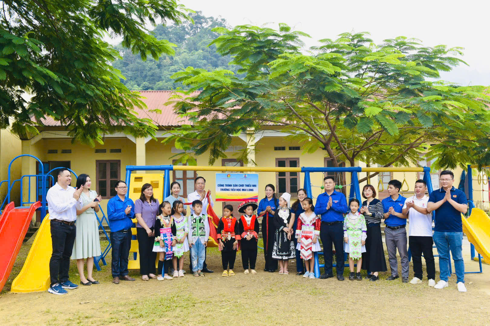 Trao tặng sân chơi cho các bạn thiếu nhi.