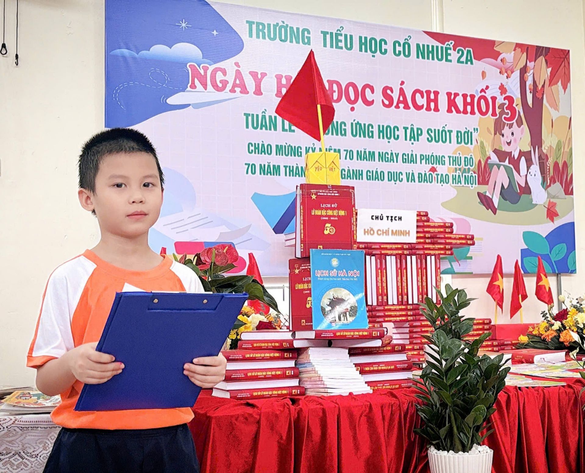 Hồ Nhật Minh tự tin thuyết trình trong Ngày hội đọc sách của trường.