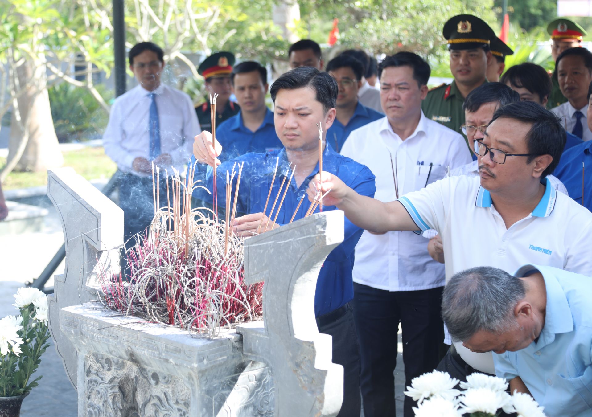 anh Nguyễn Minh Triết - Bí thư T.Ư Đoàn - Chủ tịch T.Ư Hội Sinh viên Việt Nam cùng đoàn công tác thắp hương tưởng niệm trước anh linh người thanh niên “sống mãi tuổi 17” tại Khu lưu tưởng niệm liệt sĩ Lý Tự Trọng (xã Việt Tiến, huyện Thạch Hà)