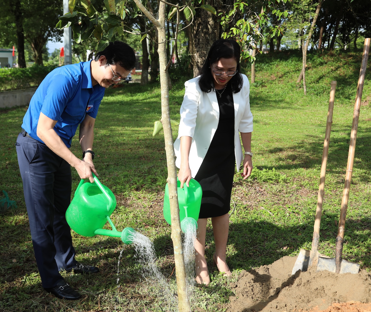 Đoàn công tác trồng cây lưu niệm tại Khu tưởng niệm anh hùng Lý Tự Trọng.