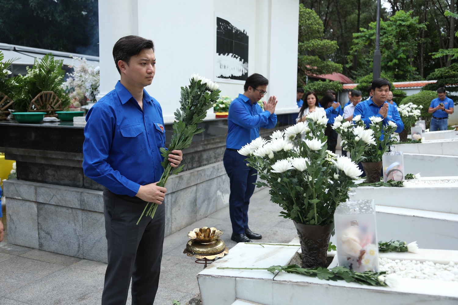 Trong khuôn khổ chương trình, đoàn tiếp tục tham dự lễ dâng hương, dâng hoa tại Khu di tích Ngã ba Đồng Lộc.