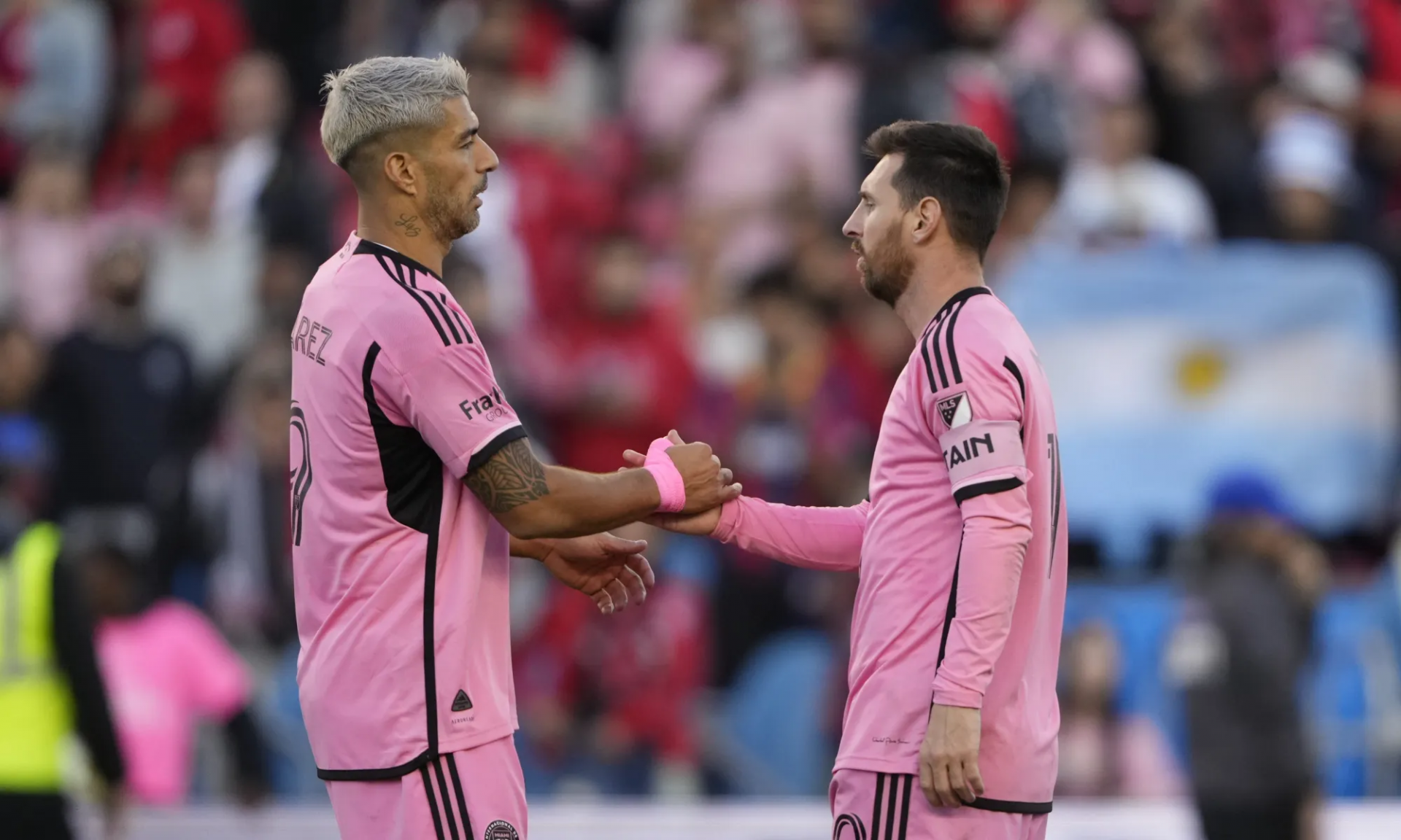 Messi lập hat-trick, Suarez ghi 2 bàn và có 2 kiến tạo ở trận thắng New England