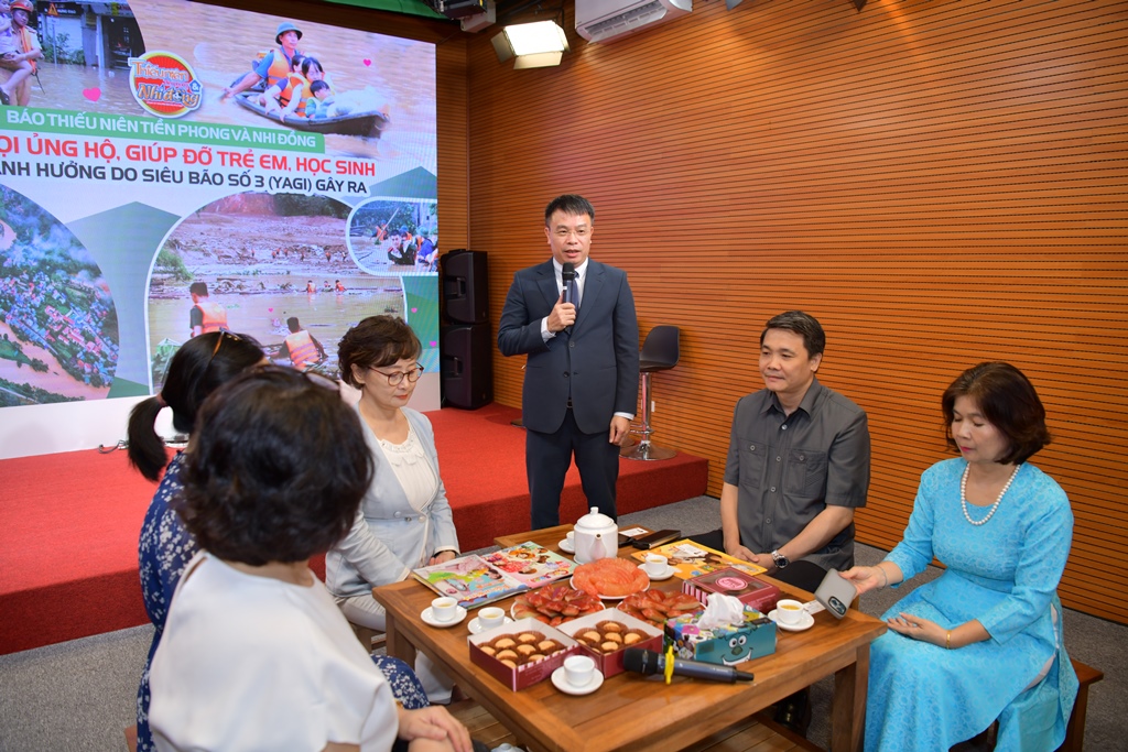 Nhà văn, nhà báo Nguyễn Phan Khuê, thay mặt báo TNTP&NĐ cám ơn tấm lòng của Hiệp hội người Hàn Quốc tại Hà Nội.