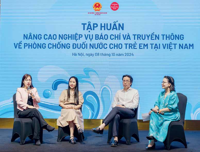 Từ trái sang phải): Cô Đoàn Thị Thu
Huyền, Tiến sĩ Dương Khánh Vân, chú
Đặng Hoa Nam và cô Đinh Thị Thúy Hằng
- nguyên Giám đốc Trung tâm Bồi dưỡng
nghiệp vụ báo chí, Hội Nhà báo Việt Nam.